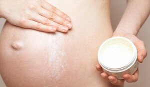 Utiliser des soins : crèmes ou huiles pendant la grossesse pour combattre les vergetures
